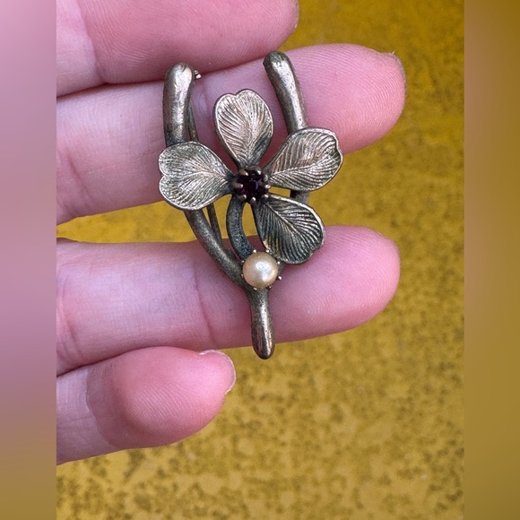 Vtg Bundle of Two Brooches Ribbon & Wishbone Flower Pearl Dark Purple Stone GUC - Picture 7 of 7